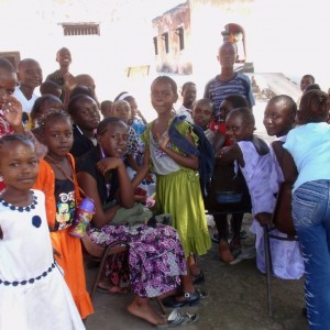 Παρέα παιδιών γιορτάζει στο Fort Jesus.