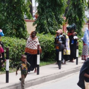Γυναικοπαρέες στους δρόμους της Μομπάσα