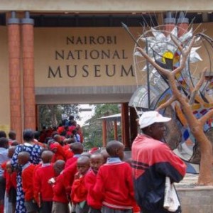 Μαθητές στη είσοδο του Εθνικού Μουσείου