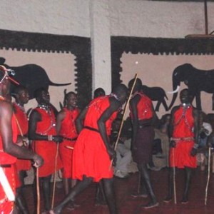 Μασάι δίνουν παράσταση στο Masai Mara Sopa Lodge...