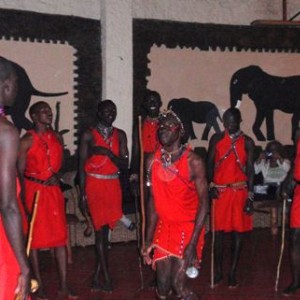 Άνδρες Μασάι χορεύουν στο Masai Mara Sopa Lodge...