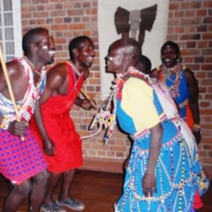 Άνδρες και γυναίκες Μασάι χορεύουν αντικρυστά...
