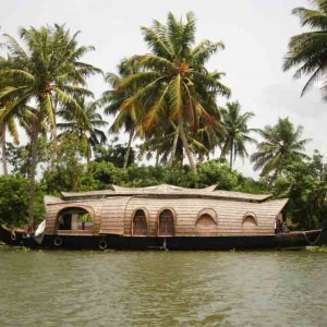 τα houseboat στη λιμνη της Κερλας