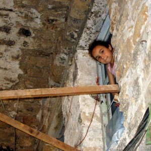παιδί μέσα στην παλιά πόλη της Σιδώνας