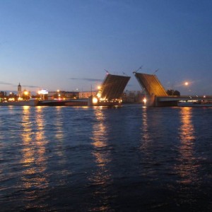 Αγ. Πετρούπολη, άνοιγμα γεφυρών του Νέβα (02:00 πμ)