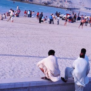 Ντουμπάι. Στην παραλία Jumeirah με σεμνή περιβολή.