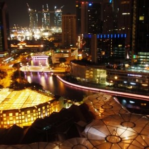 Νυχτερινή άποψη Σιγκαπούρης και Clarke Quay