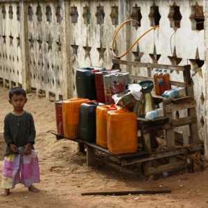Yπαίθριο (και παράνομο...) βενζινάδικο στο Bagan...