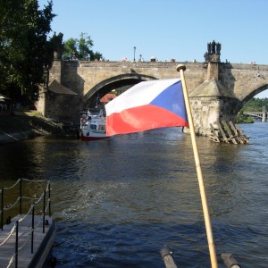 Γέρυρα Καρόλου με την τσέχικη σημαία στο ποταμόπλοι
