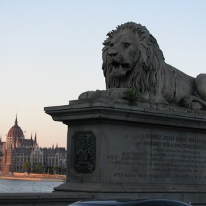 Βουδαπέστη,ηλιοβασίλεμα στη Γέφυρα τών Λεόντων.