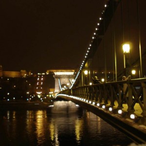 Νυχτερινός περίπατος στη Βουδαπέστη με φόντο τη Γέφυρα των Αλυσίδων!!!