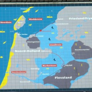 Με μπλε η Βόρεια Θάλασσα, με γαλάζιο η IJsselmeer και μεταξύ τους Το..