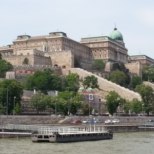 το ανάκτορο μέσα από τον Δούναβη