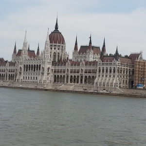 το κοινοβούλιο μέσα από τον Δούναβη