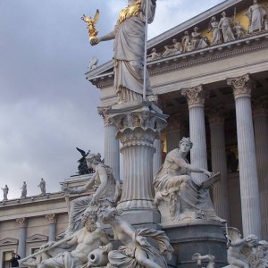 το άγαλμα της Αθηνάς μπροστά από το Κοινοβούλιο