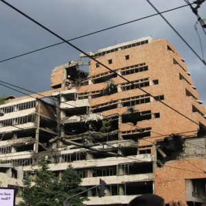 Το βομβαρδισμενο κτηριο του γενικου επιτελειου στρατου στο Βελιγραδι