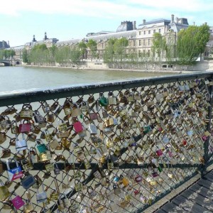 Pont des Arts (στο βάθος το Λούβρο)