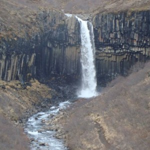 Ο Svartifoss από μακρυά