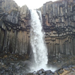 Ο Svartifoss από κοντά