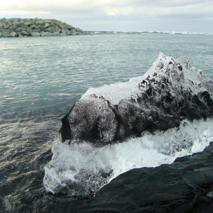 Koμμάτι πάγου στη Θαλλάσσια ακτη της Jokulsarlon