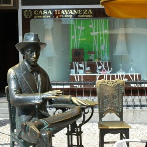 Άγαλμα του Fernando Pessoa, έξω από το καφέ "A Brasileira"