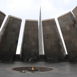Στο μνημείο της γενοκτονίας