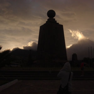 Στο Mitad del Mundo - Σημείο μηδέν της Γης από όπου περνάει νοητά ο Ισημερινός της.