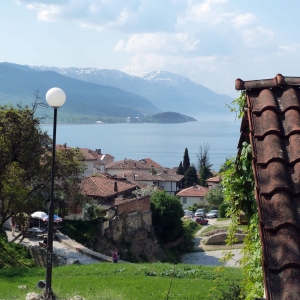 Η παλιά πόλη της Οχρίδας με θέα την λίμνη