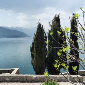 Kaneo - με θέα την λίμνη