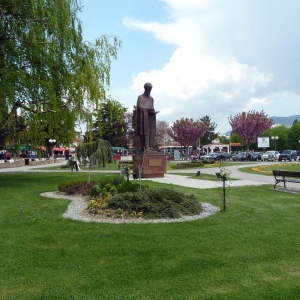 κεντρική πλατεία - άγαλμα Αγιου Κλημέντα