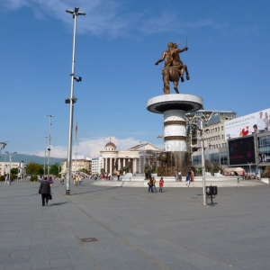 Η κεντρική πλατεία στα Σκόπια με το κιτς άγαλμα του Μ.Αλεξάνδρου