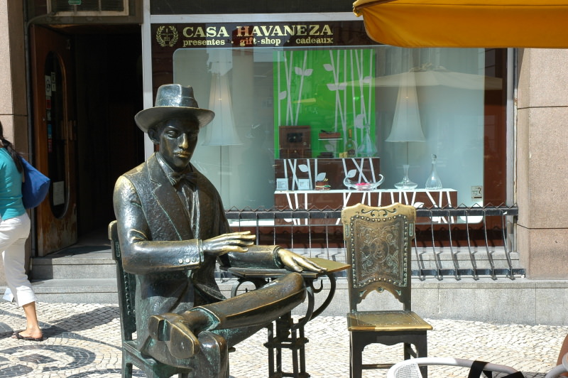 Άγαλμα του Fernando Pessoa, έξω από το καφέ "A Brasileira"