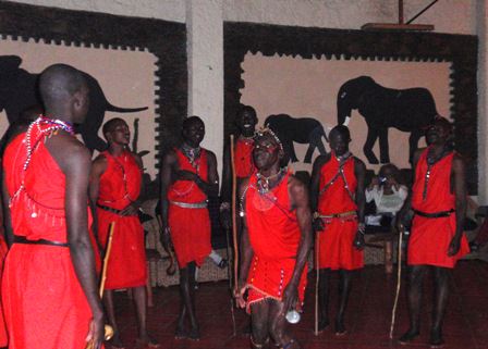 Άνδρες Μασάι χορεύουν στο Masai Mara Sopa Lodge...