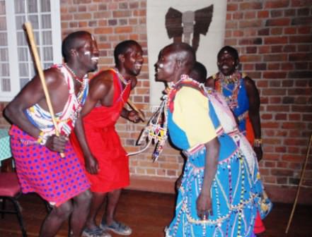Άνδρες και γυναίκες Μασάι χορεύουν αντικρυστά...