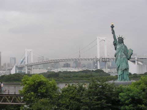 Άποψη της Rainbow bridge και του γιαπωνέζικου Αγάλματος της Ελευθερίας