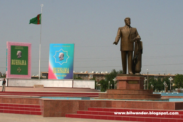 Αγαλμα του Turkmenbashi