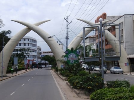 Αψίδες-ελεφαντόδοντα σε κεντρική λεωφόρο της Μομπάσα