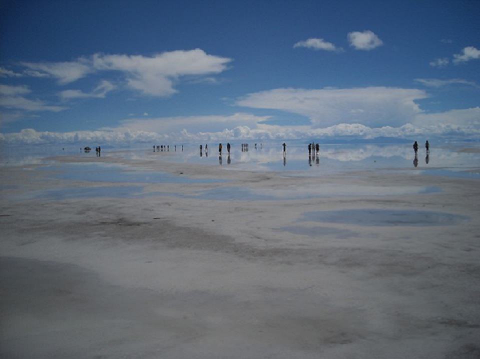 Βολιβία.  Αλατολίμνη Salar De Uyuni. Καθρεπτισμοί