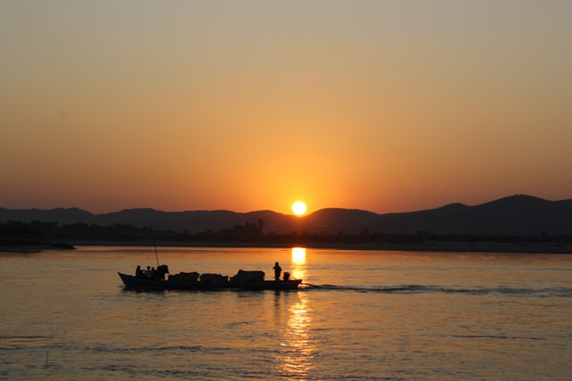 Βραδιάζει...