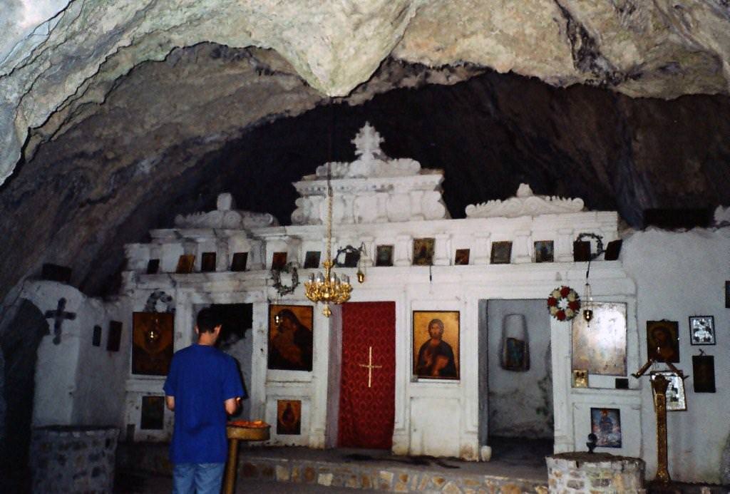 Γκιώνα, εκκλησακι-σπηλιά Αρσάλη