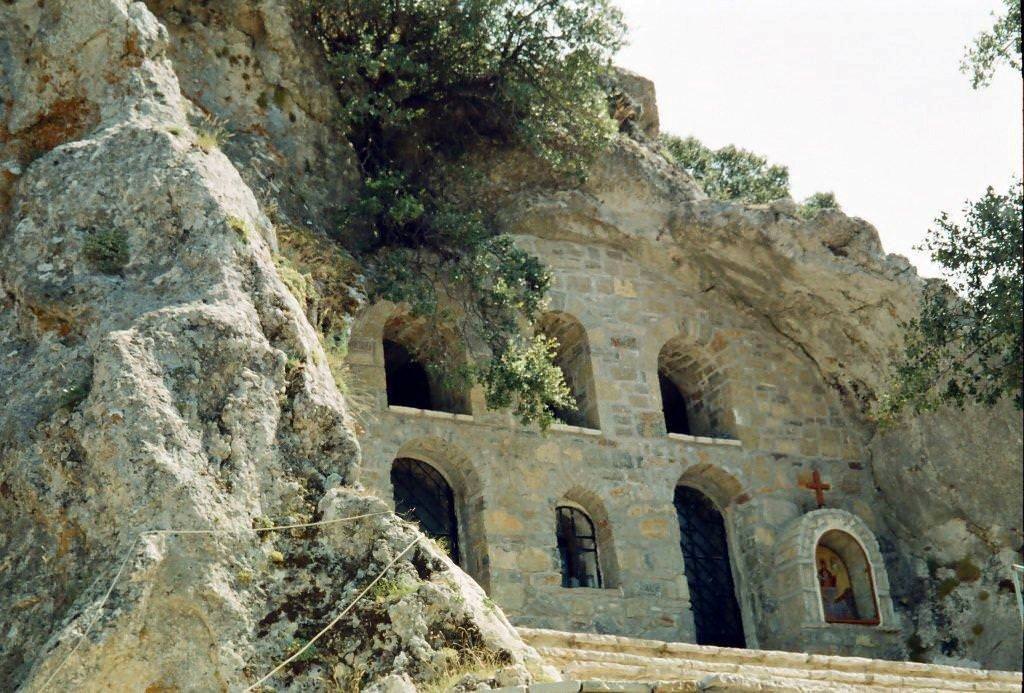 Γκιώνα, εκκλησακι-σπηλιά Αρσάλη