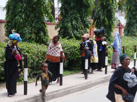 Γυναικοπαρέες στους δρόμους της Μομπάσα