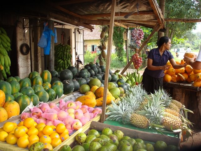 Εξωτικά φρούτα σε υπαίθριο πάγκο στο δρόμο προς Dambulla