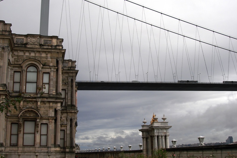 Η γέφυρα του Βοσπόρου τραβηγμένη από το Beylerbeyi Palace