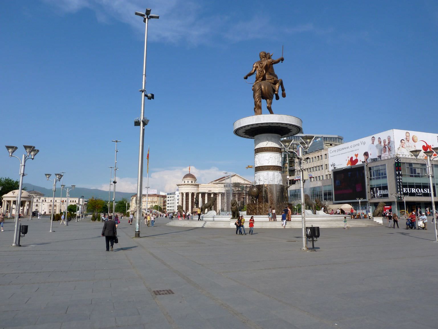 Η κεντρική πλατεία στα Σκόπια με το κιτς άγαλμα του Μ.Αλεξάνδρου