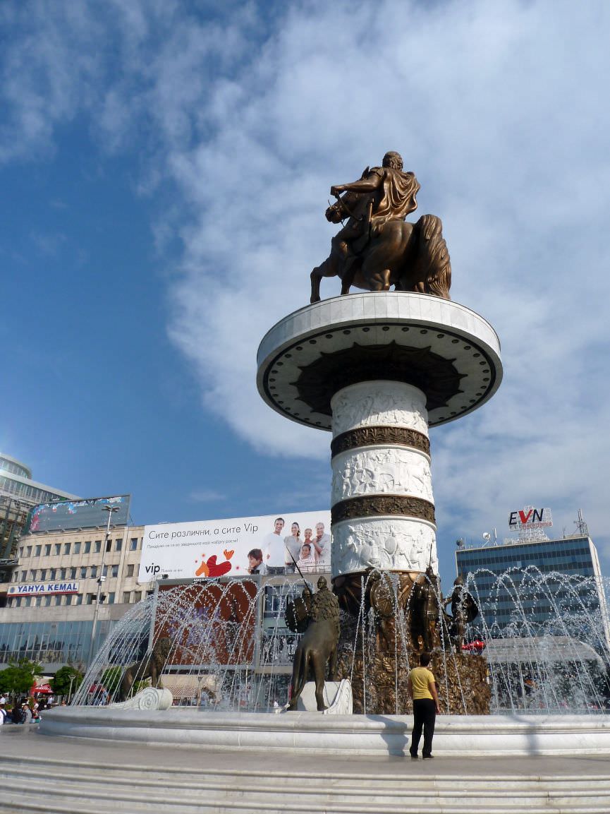 Η κεντρική πλατεία στα Σκόπια με το κιτς άγαλμα του Μ.Αλεξάνδρου