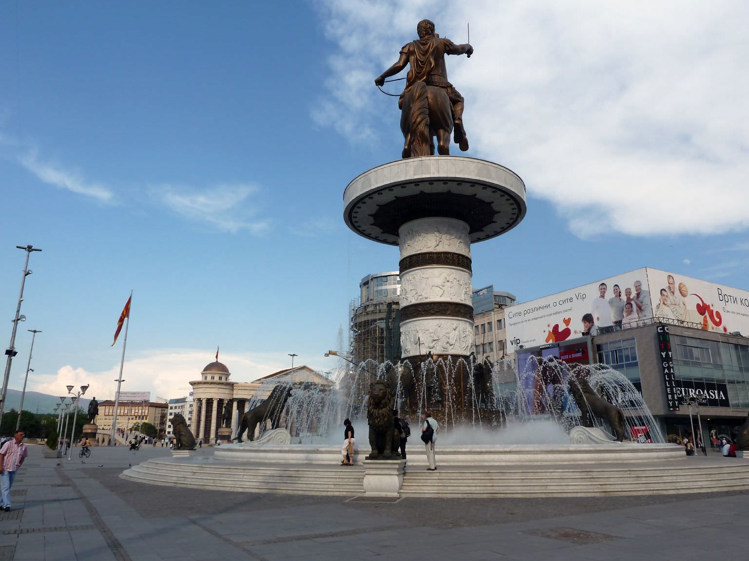 Η κεντρική πλατεία στα Σκόπια με το κιτς άγαλμα του Μ.Αλεξάνδρου