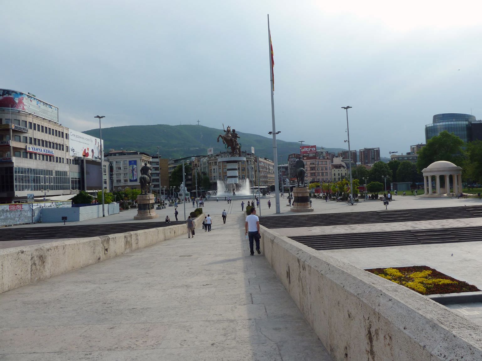 Η κεντρική πλατεία στα Σκόπια