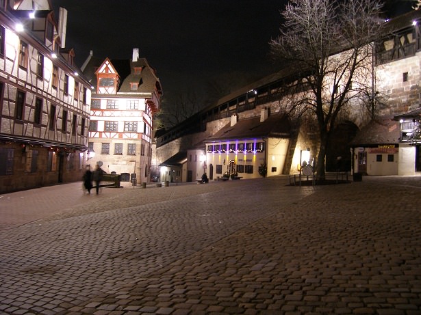 Η περιοχή κοντά στο κάστρο το βράδυ