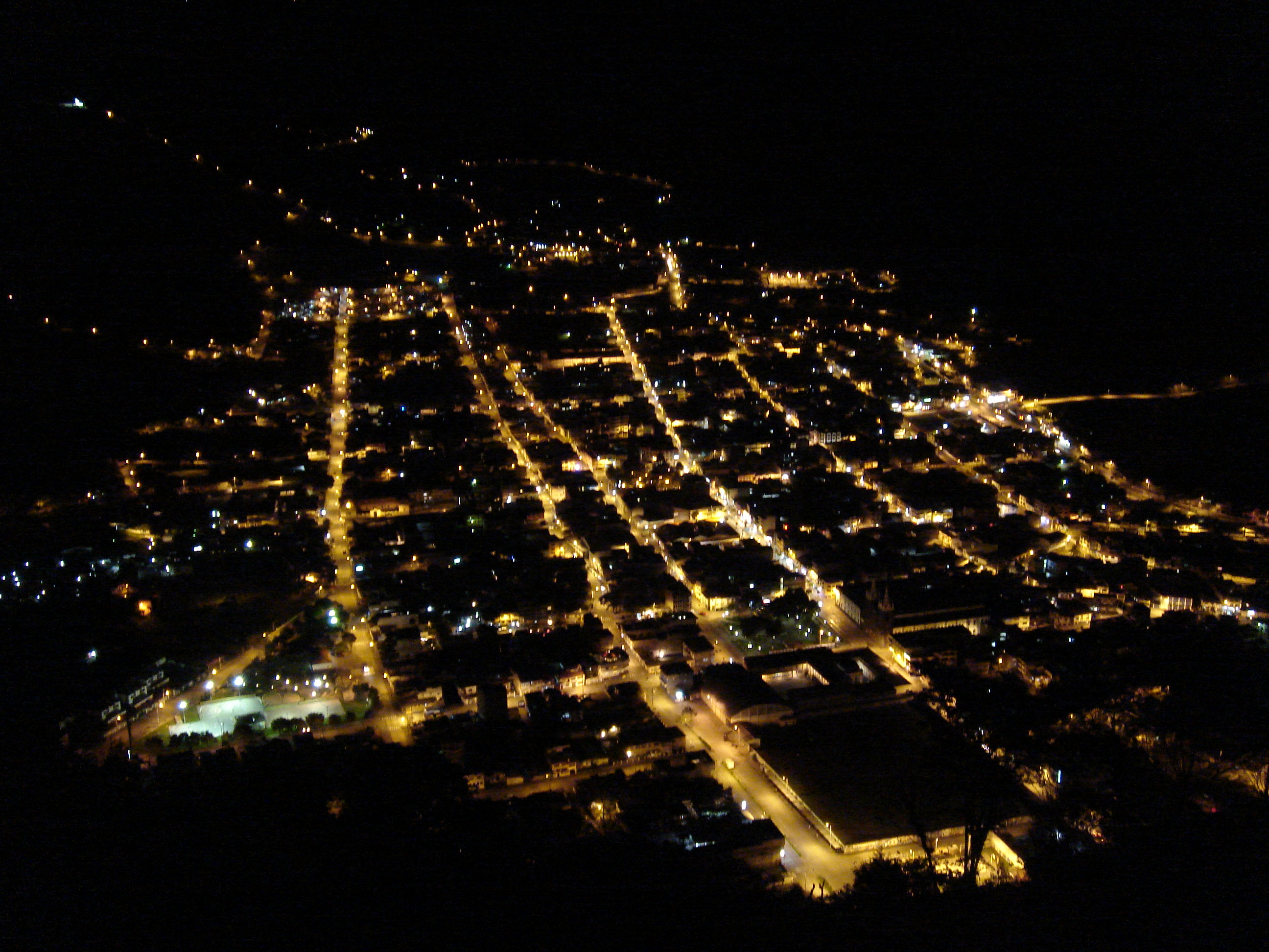 Η πόλη Βanos , χτισμένη στους πρόποδες του πιο ενεργού ηφαιστείου της χώρας. Υπέροχη, απλά...